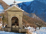 19 Di fronte alla chiesa cappella Madonna di Caravaggio